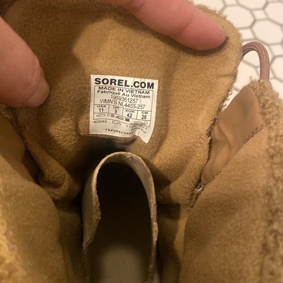 Sorel boots - Picture 9 of 10